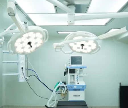 Laminar air flow ceiling unit above an operating table