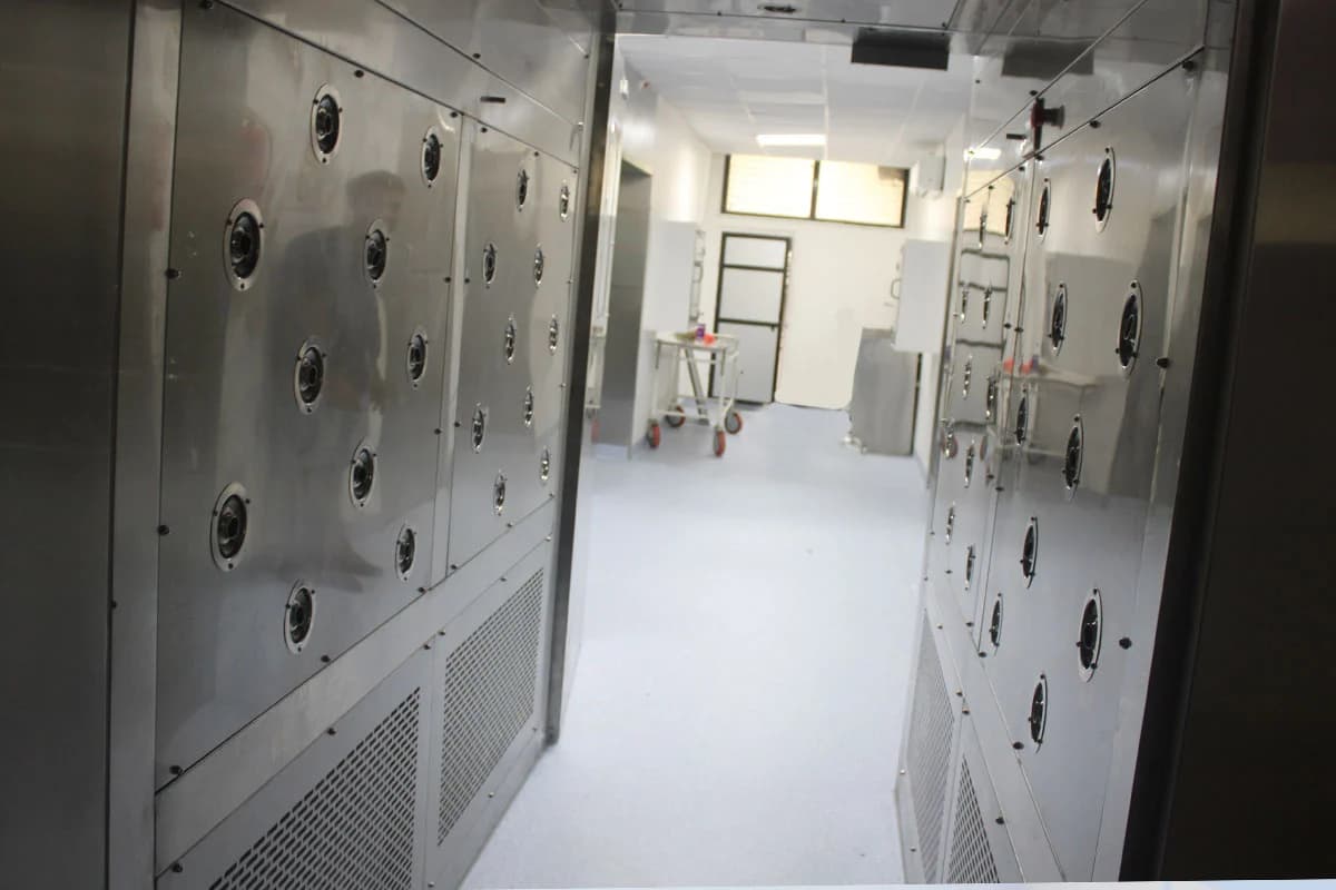 Stainless steel cleanroom air shower with HEPA filtration